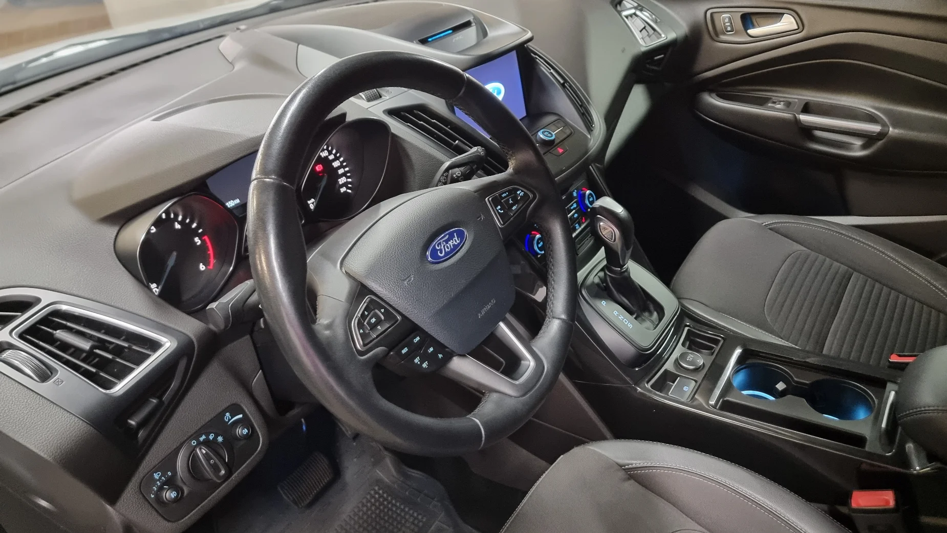 Ford Kuga photo